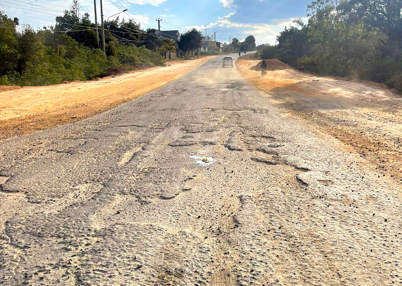 Đoạn đường hư hỏng nặng trên Quốc lộ 19, địa bàn huyện Mang Yang, Gia Lai.