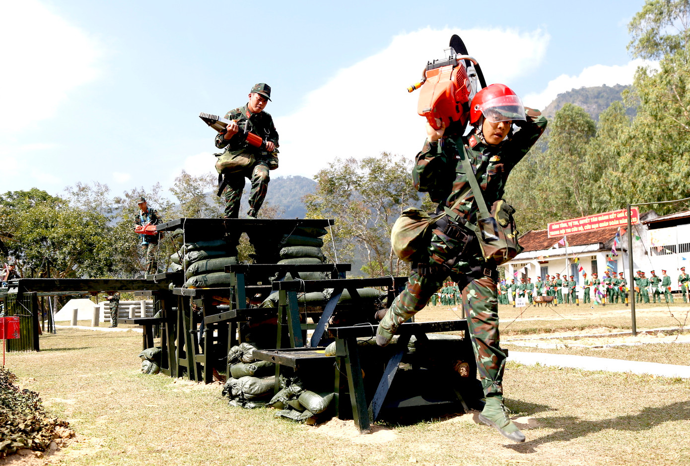 Vận động viên vượt cầu bị phá huỷ