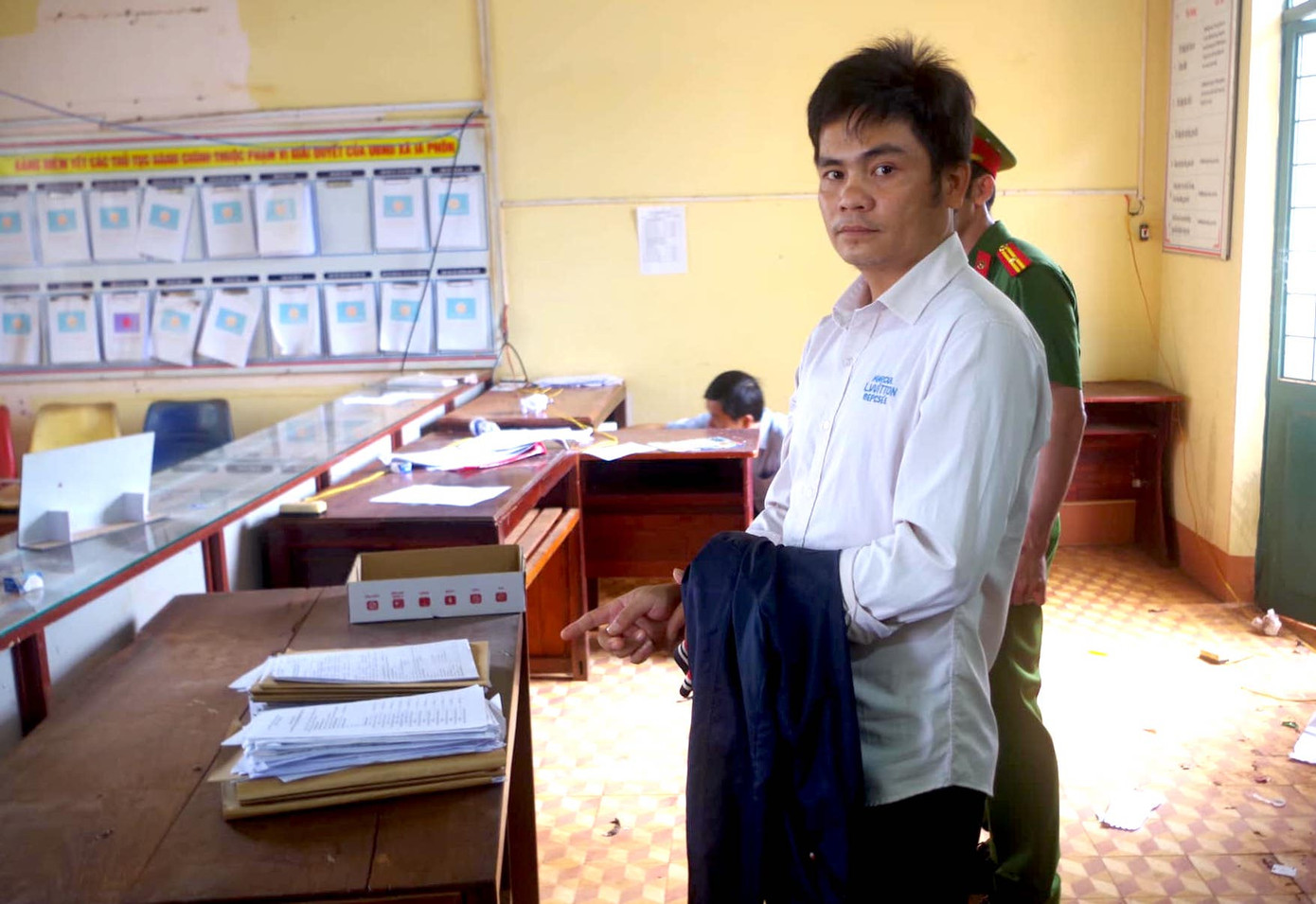 Cơ quan chức năng khám xét nơi làm việc của Thắng