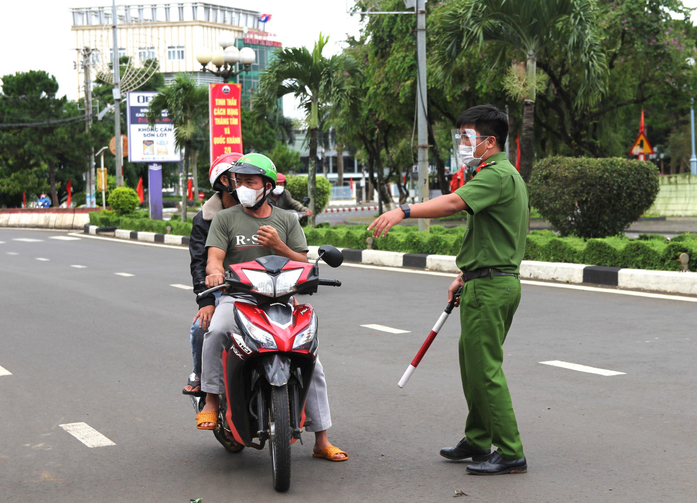 Lực lượng chức năng phường Hoa Lư lập điểm kiểm tra việc chấp hành biện pháp chống dịch theo Chỉ thị 16 của người dân