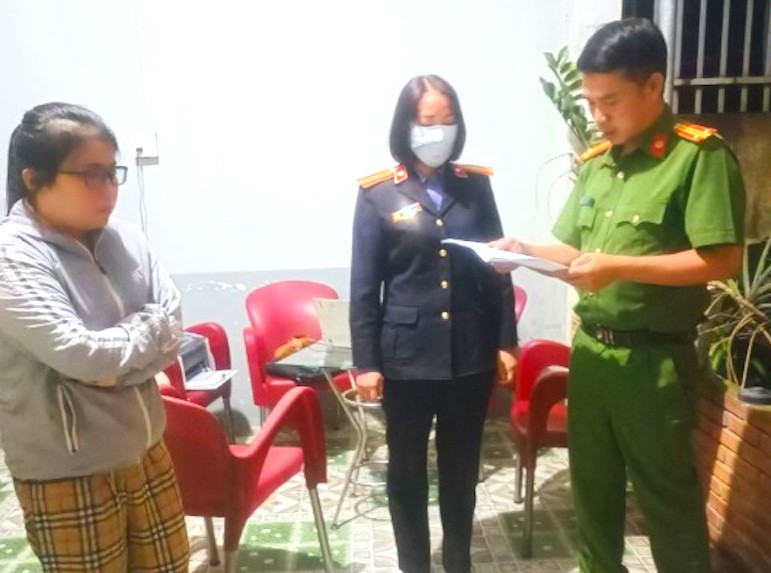 Công an đọc lệnh tạm giam đối với Thảo