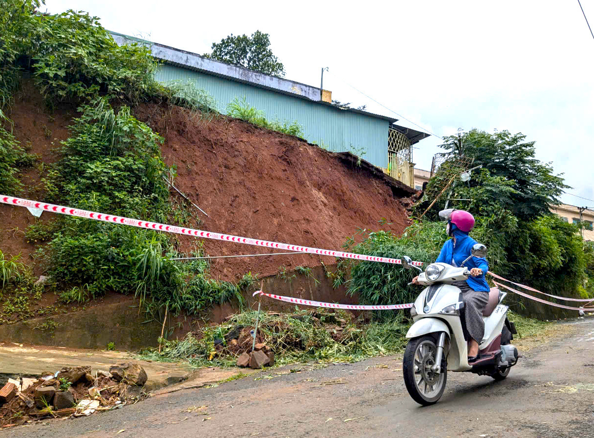 Khu vực sạt lở nguy cơ mất an toàn giao thông