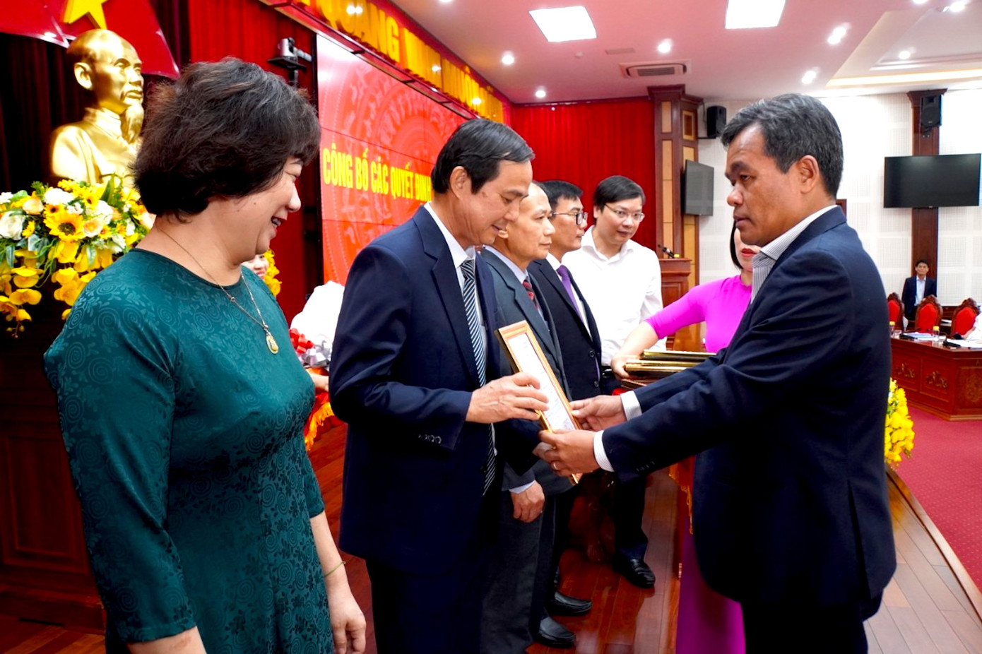 Bí thư Tỉnh uỷ Gia Lai Hồ Văn Niên trao quyết định điều động, phân công ông Võ Thanh Hùng làm Trưởng ban Nội chính Tỉnh ủy