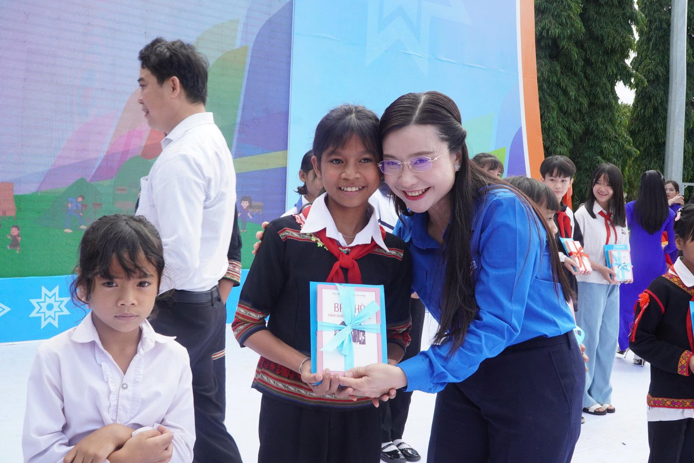 Chị Nguyễn Phạm Duy Trang tặng phần quà ý nghĩa cho học sinh người dân tộc Jrai.