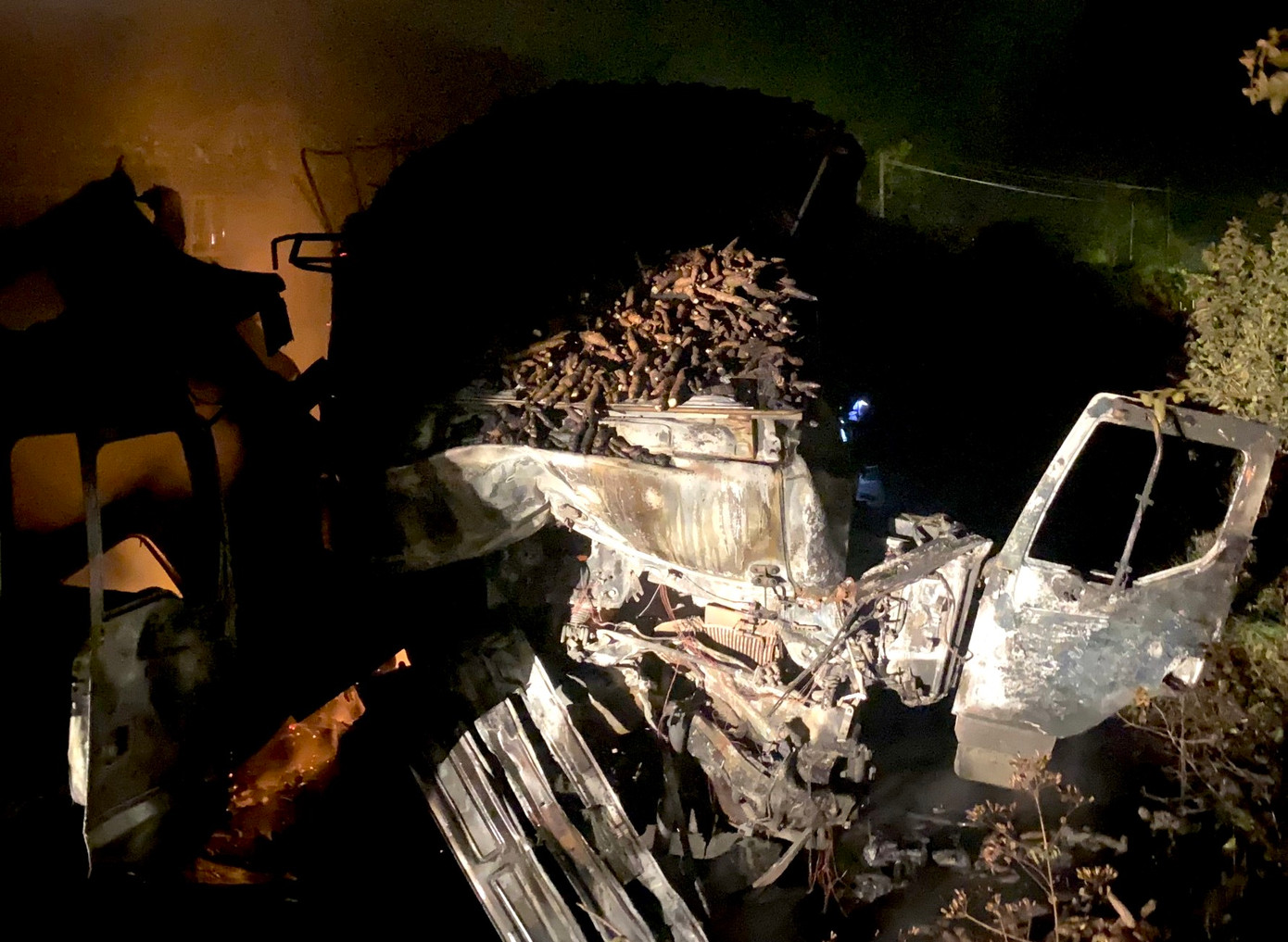 Hàng nông sản trên xe container được cứu vãn trước ngọn lửa dữ dội Hàng nông sản trên xe container được cứu vãn trước ngọn lửa dữ dội