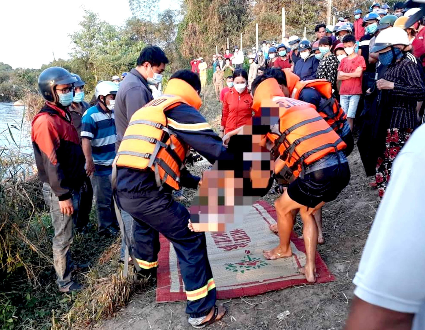 Lực lượng cứu hộ tìm thấy thi thể học sinh xấu số. Ảnh: Phòng Cảnh sát PCCC&CNCH Lực lượng cứu hộ tìm thấy thi thể học sinh xấu số. Ảnh: Phòng Cảnh sát PCCC&CNCH