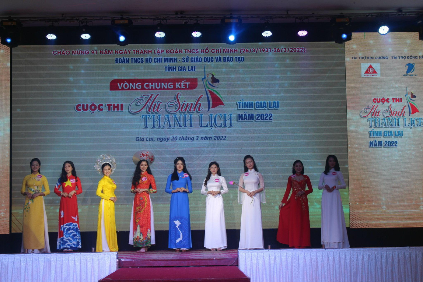 Tại vòng chung kết, các thí sinh thể hiện bản lĩnh qua các phần thi năng khiếu, trang phục áo dài và trả lời câu hỏi ứng xử từ các giám khảo.