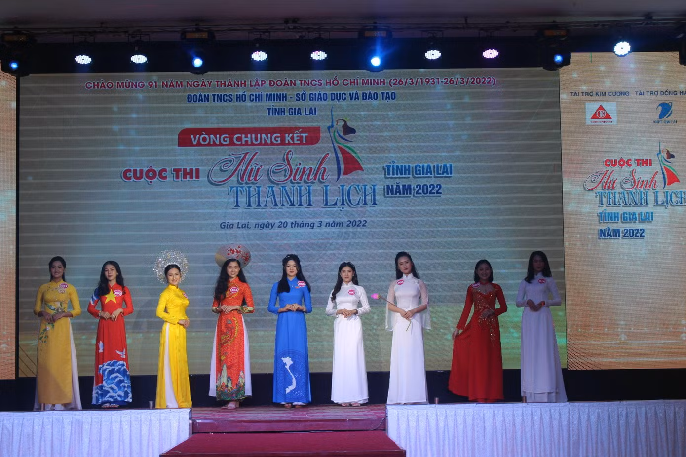 Tại vòng chung kết, các thí sinh thể hiện bản lĩnh qua các phần thi năng khiếu, trang phục áo dài và trả lời câu hỏi ứng xử từ các giám khảo.