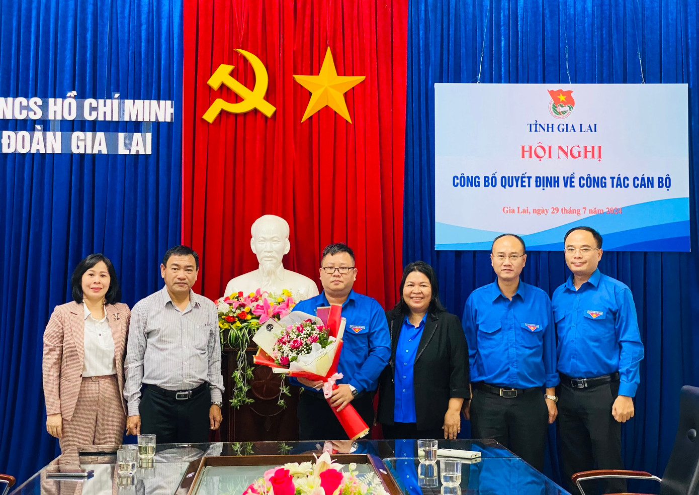 Anh Nguyễn Chí Hiếu nhận hoa chúc mừng của chị Hà Thị Giang Thảo (bên phải) Anh Nguyễn Chí Hiếu nhận hoa chúc mừng của chị Hà Thị Giang Thảo (bên phải)