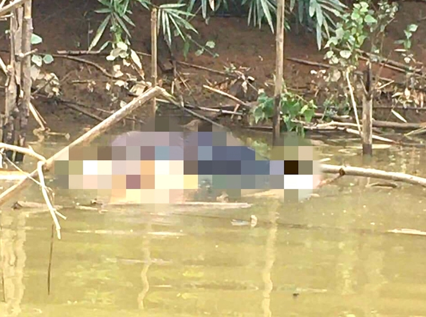 Thi thể người đàn ông thời điểm được phát hiện tại khu vực sông Đăk Bla Thi thể người đàn ông thời điểm được phát hiện tại khu vực sông Đăk Bla