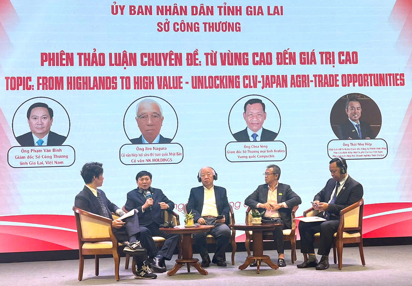 Giám đốc Sở Công Thương tỉnh Gia Lai Phạm Văn Binh (cầm micro) phát biểu phiên thảo luận