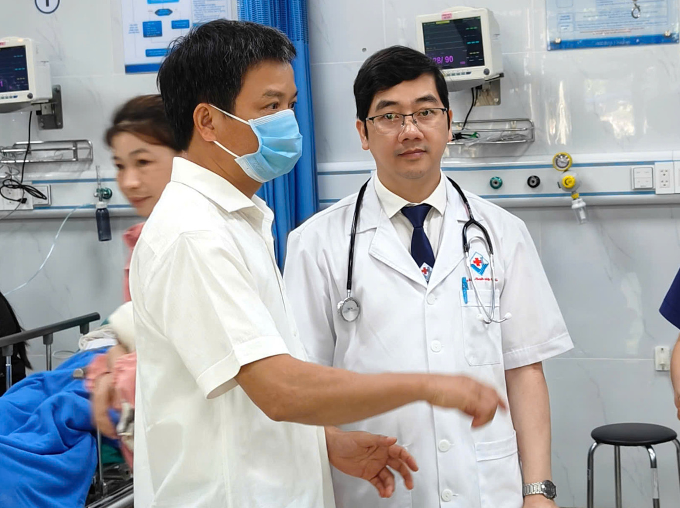 Phó Chủ tịch UBND tỉnh Gia Lai Nguyễn Hữu Quế (bìa trái) đến Bệnh viện Hùng Vương Gia Lai để thăm, chỉ đạo việc điều trị cho các học sinh. Phó Chủ tịch UBND tỉnh Gia Lai Nguyễn Hữu Quế (bìa trái) đến Bệnh viện Hùng Vương Gia Lai để thăm, chỉ đạo việc điều trị cho các học sinh.