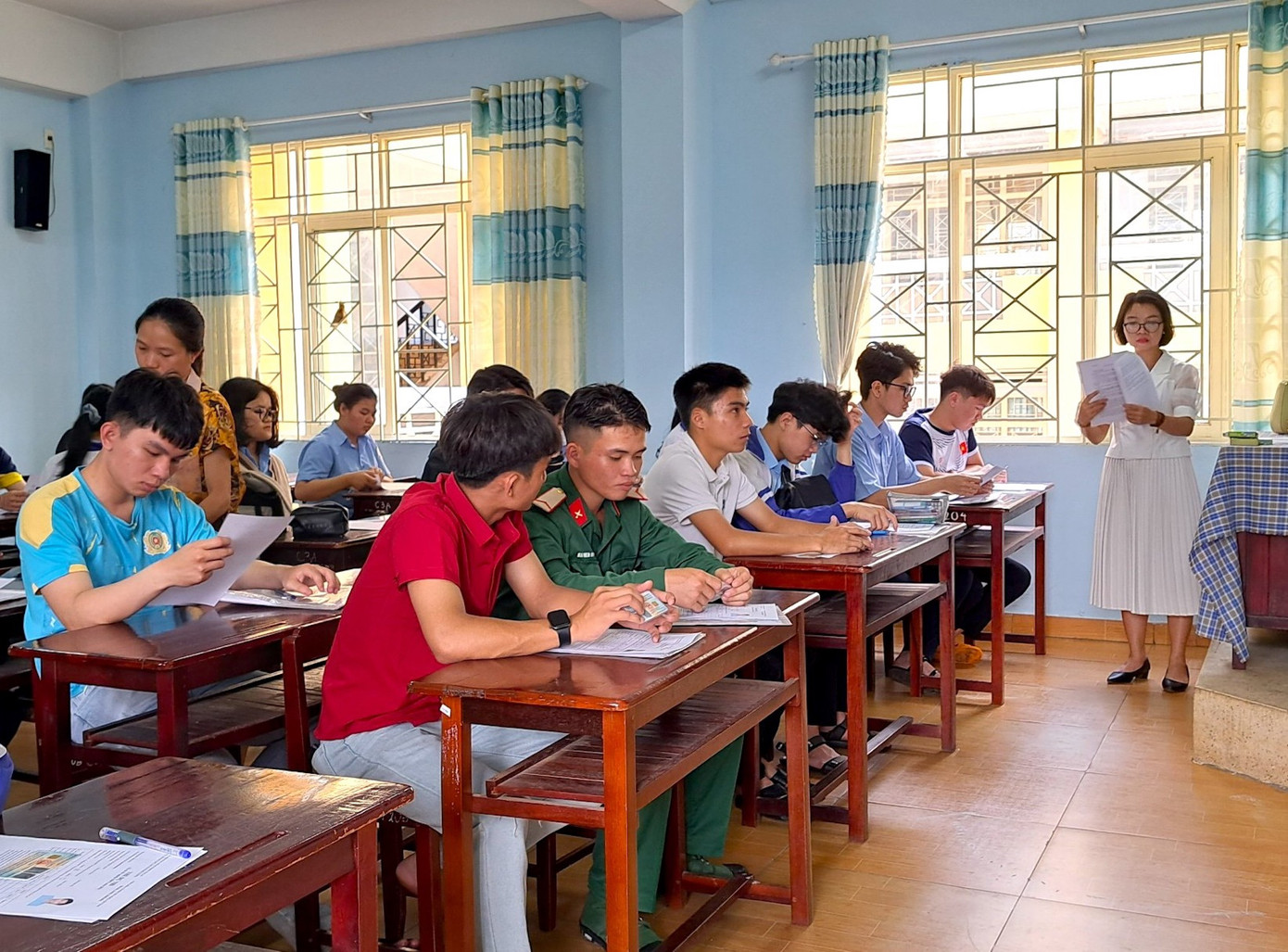 Các thí sinh ở Gia Lai nghe cán bộ coi thi phổ biến quy chế Các thí sinh ở Gia Lai nghe cán bộ coi thi phổ biến quy chế