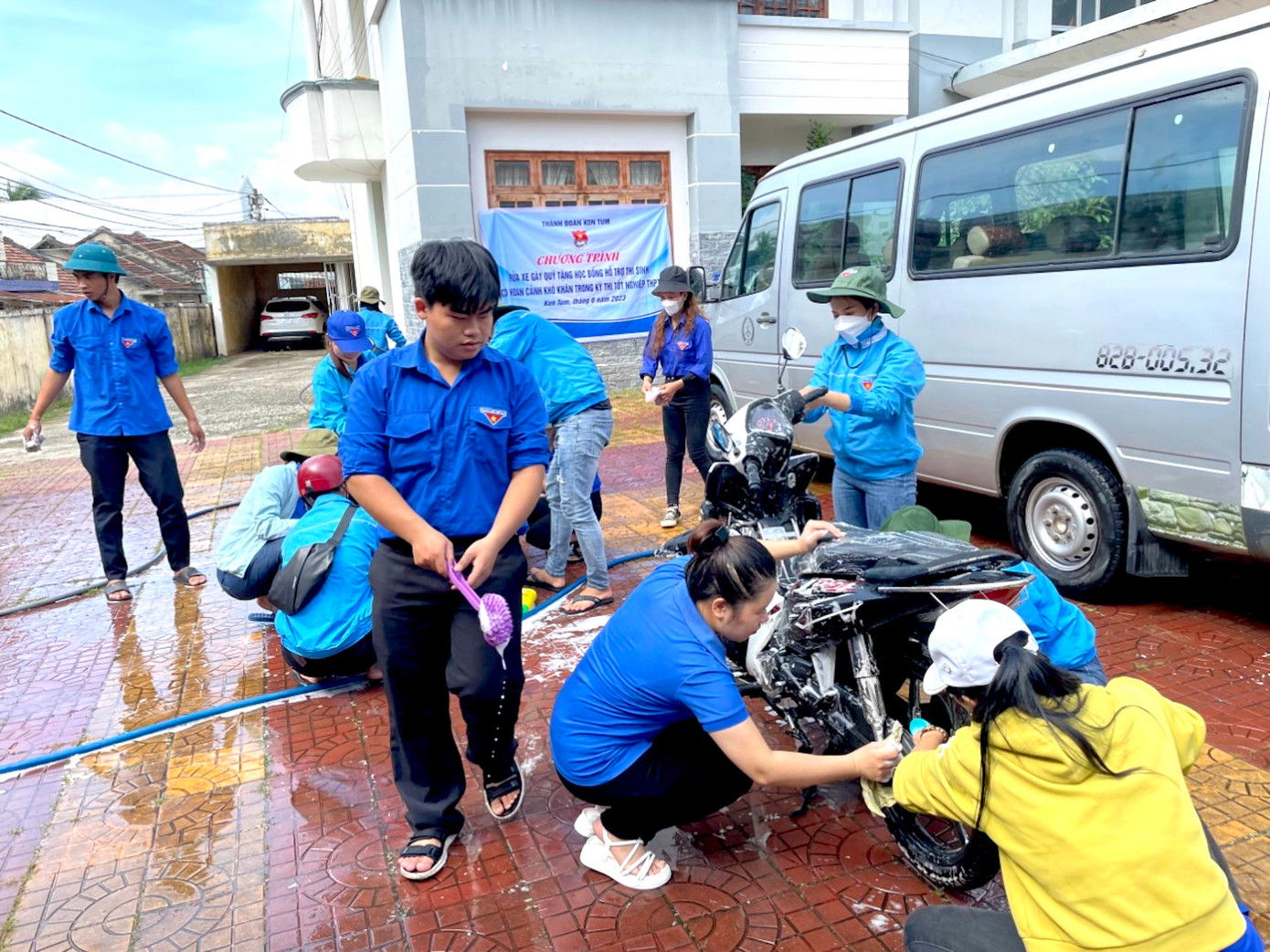 Thanh niên Thành Đoàn Kon Tum cùng rửa xe gây quỹ