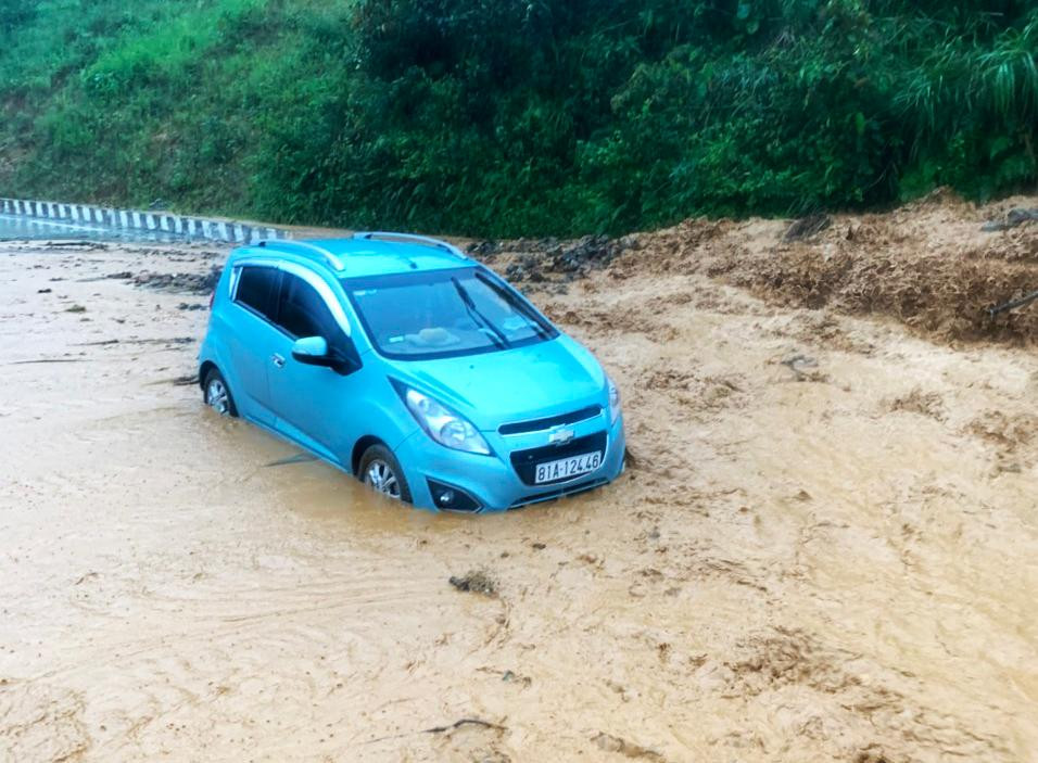 Tại Kon Tum (sát Gia Lai) mưa to gây sạt lở, ách tắc giao thông tại các huyện Đăk Glei, Tu Mơ Rông, Đăk Hà… Trong ảnh, một số điểm sạt lở trên đường Hồ Chí Minh, đoạn qua huyện Đăk Glei.