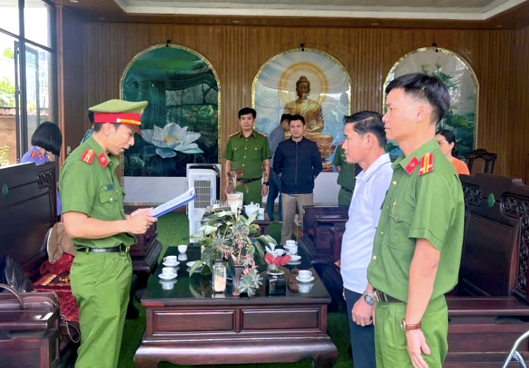 Công an đọc quyết định khởi tố, bắt tạm giam ông Tuấn. Ảnh: Duy Hải