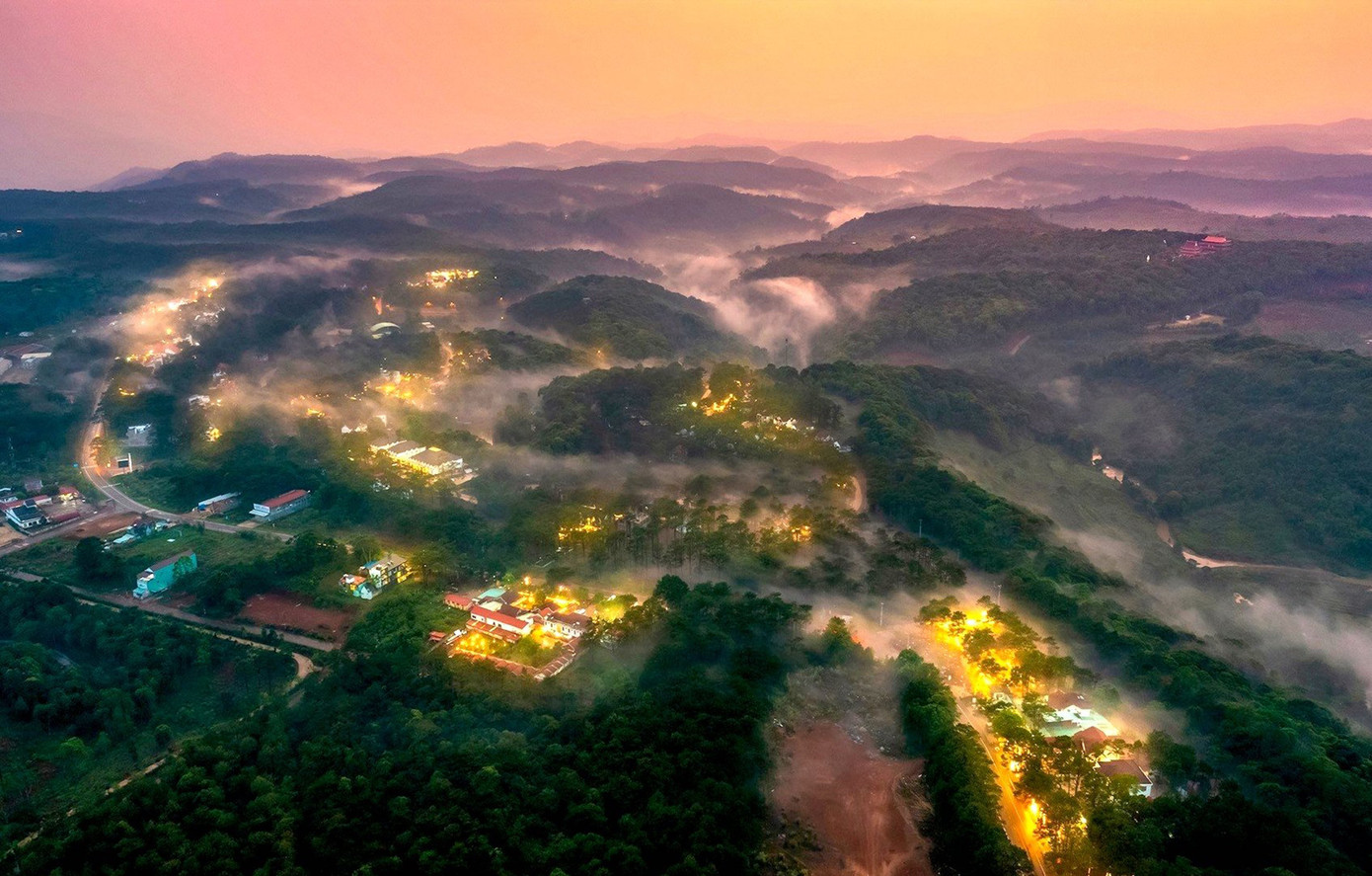 Thị trấn Măng Đen khi lên đèn. Ảnh: Phạm Công Quý