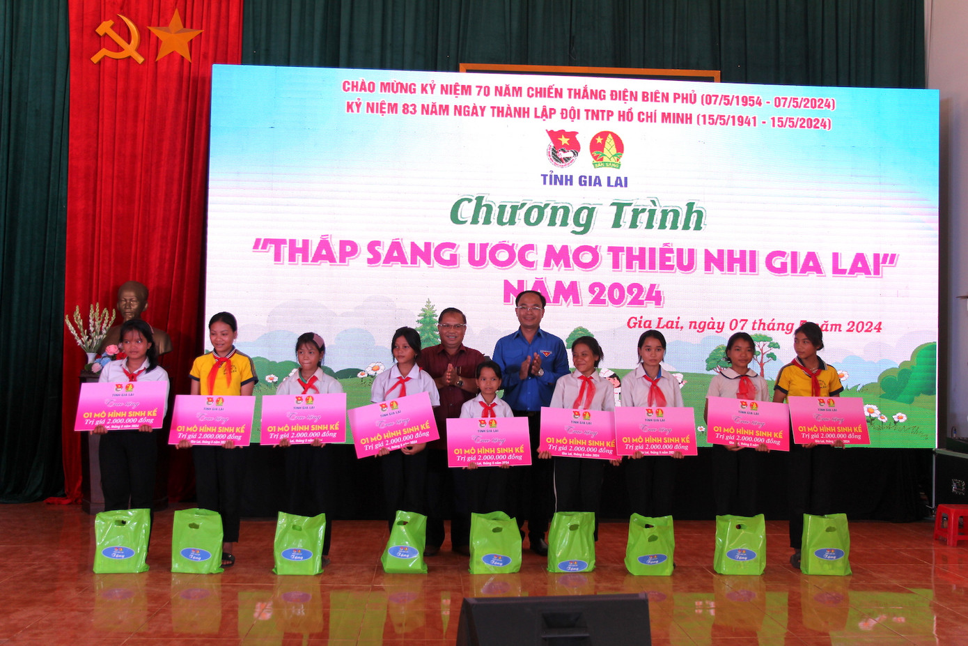 Ông Siu Thil - Phó Bí thư Huyện uỷ Đức Cơ và anh Đỗ Đức Thanh - Phó Bí thư Tỉnh Đoàn Gia Lai trao bảng tượng trưng mô hình sinh kế cho 10 học sinh.