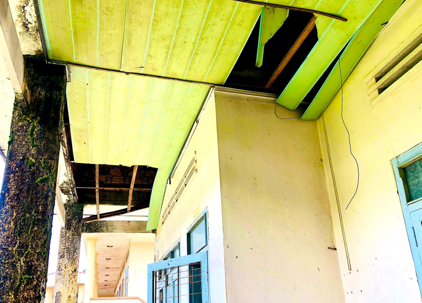 Tường, cột bê tông, trần nhà của nhiều hạng mục đều bị hư hỏng nặng.