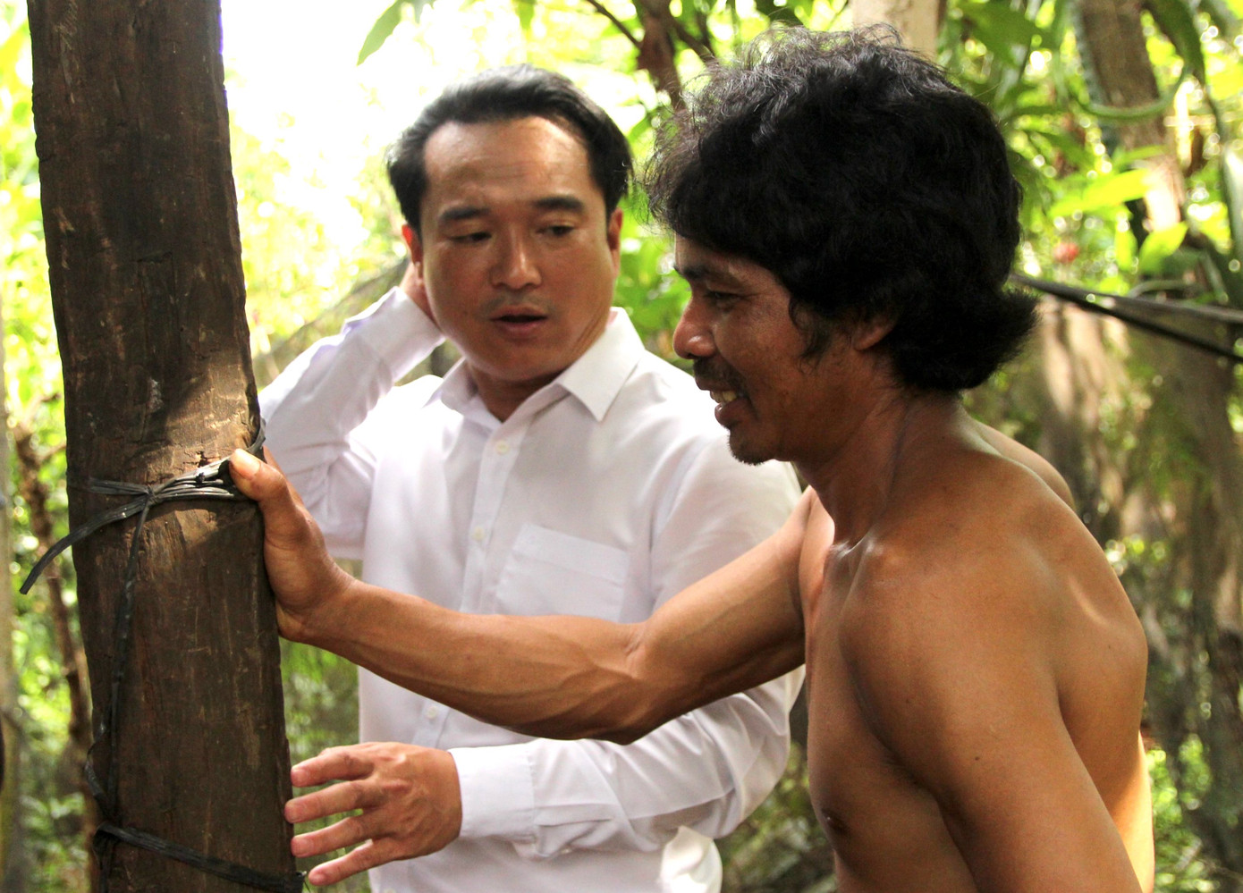 Anh Đỗ Duy Nam- Phó Bí thư Tỉnh Đoàn Gia Lai (áo trắng) căn dặn phụ huynh chăm sóc heo khỏe, mau lớn, rồi bán lấy tiền trang trải cuộc sống cũng như đóng học phí, mua sách vở cho con