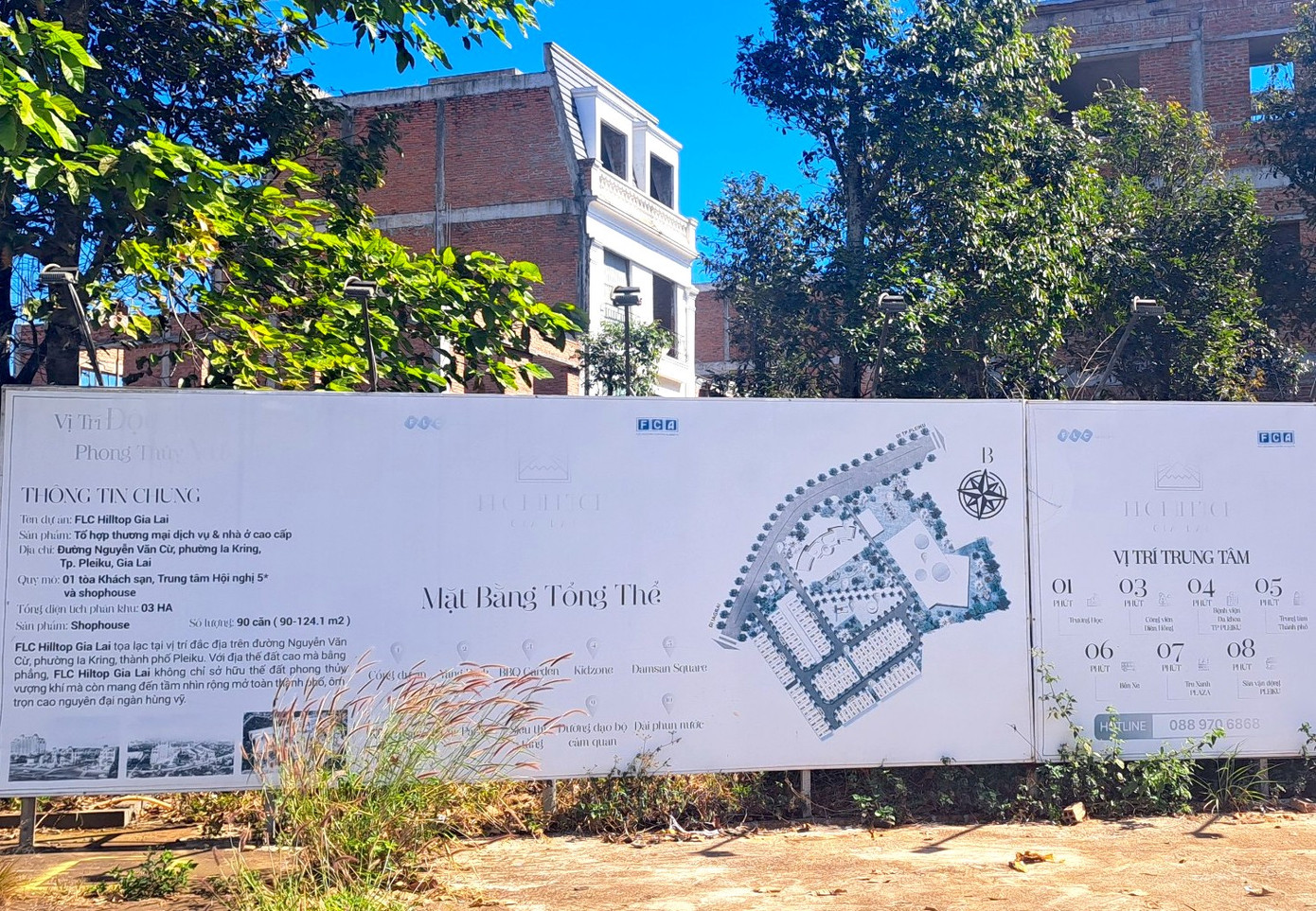 Các biển bảng giới thiệu về dự án đã nhạt màu do để ngoài trời quá lâu.