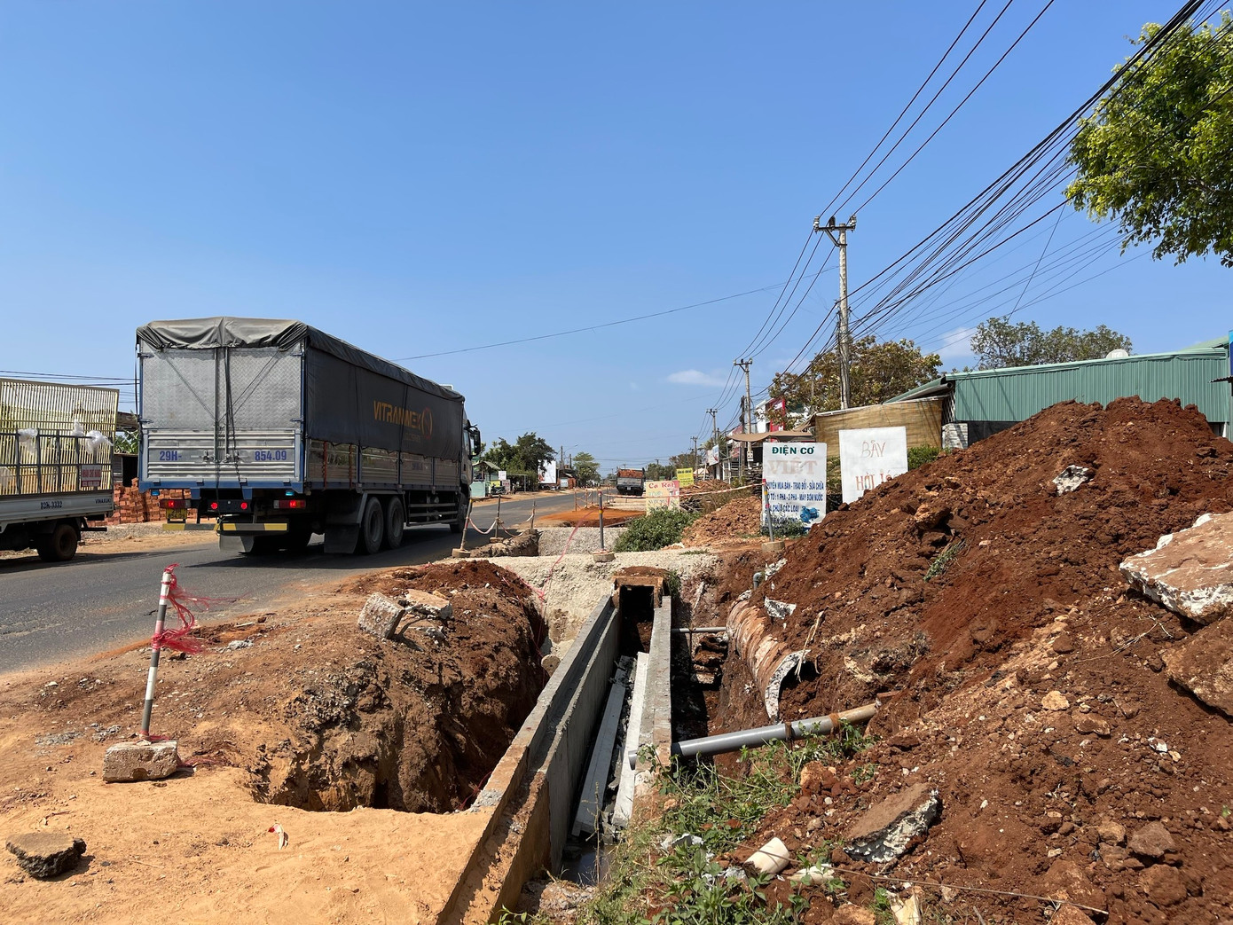 Thi công quốc lộ 19 nham nhở gây nguy hiểm cho người tham gia giao thông