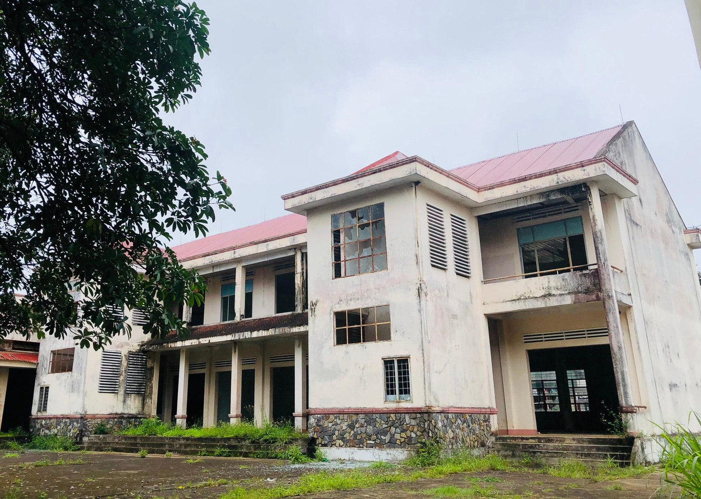 Việc sửa chữa đã hoàn thành nhiều năm đến nay tiếp tục xuống cấp và lại cần thêm... kinh phí sửa chữa.