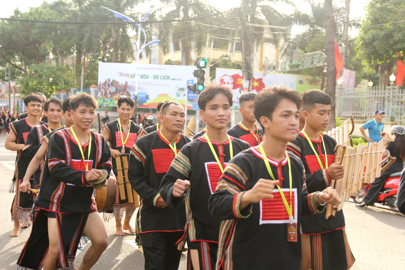 Các thanh niên vui vẻ trong từng điệu nhạc.