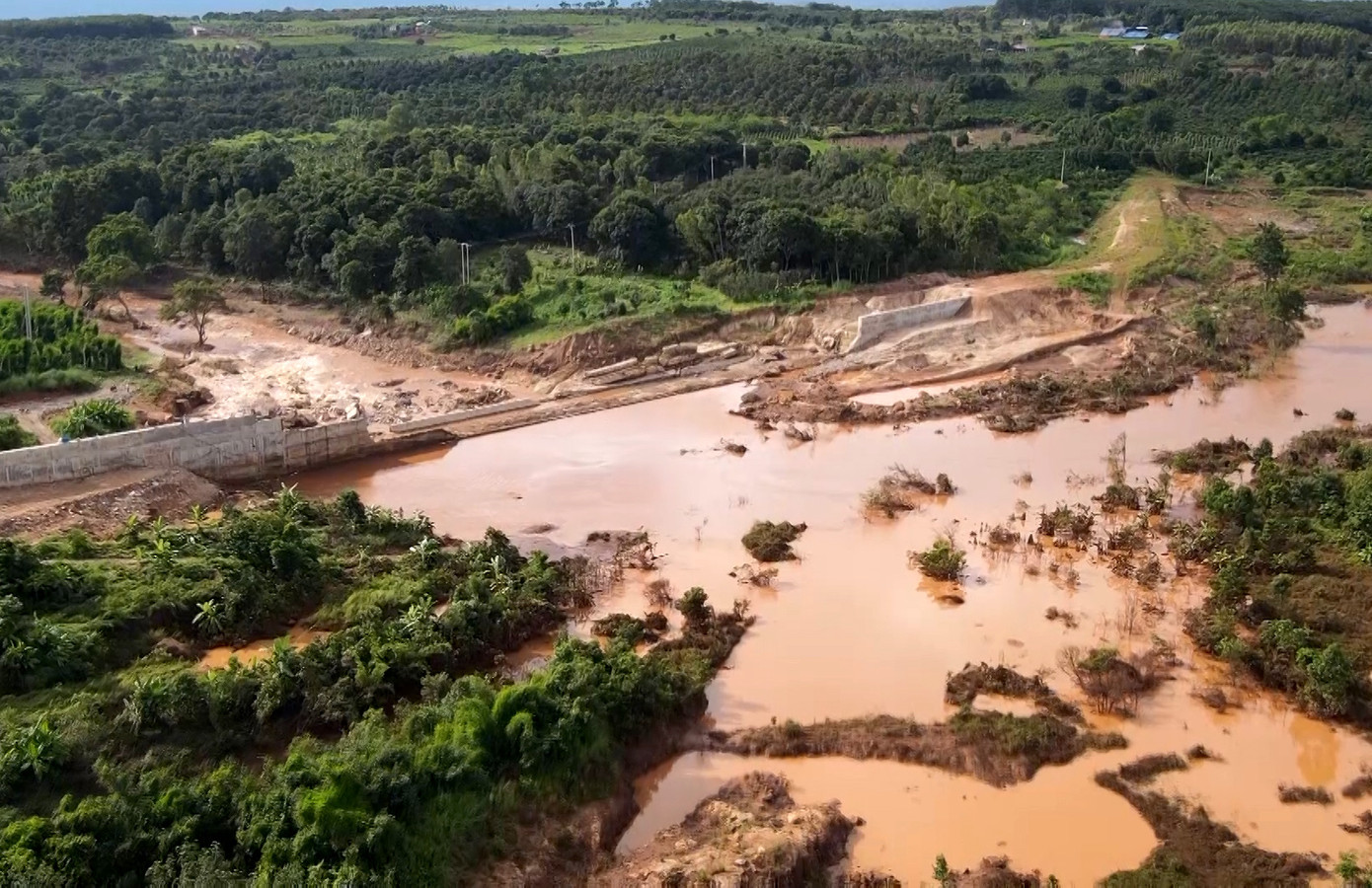 Công trình thủy điện Ia Glae 2 bị vỡ phần đập dẫn nước