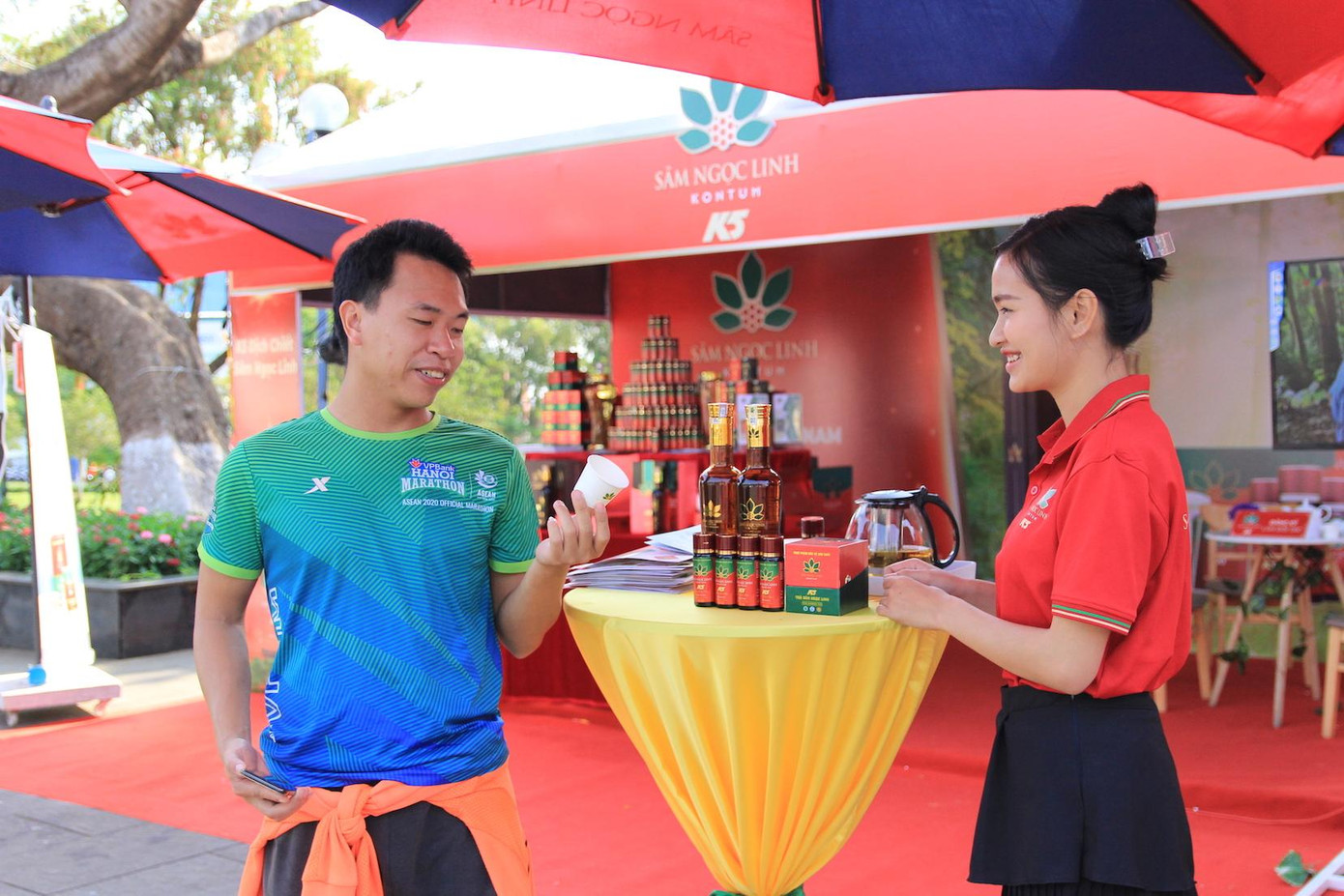 Anh Nguyễn Xuân Thành (30 tuổi) cho biết, bản thân từ Đà Nẵng đến phố núi Pleiku tham gia tranh tài giải Tiền Phong Marathon 2021 hệ phong trào. Anh chia sẻ, đã biết về sâm Ngọc Linh từ lâu nhưng chưa sử dụng lần nào, lần này đến gian hàng được các nhân viên tư vấn nên đã hiểu về sâm Ngọc Linh và rõ địa chỉ để mua được các sản phẩm uy tín, chất lượng tốt nhất