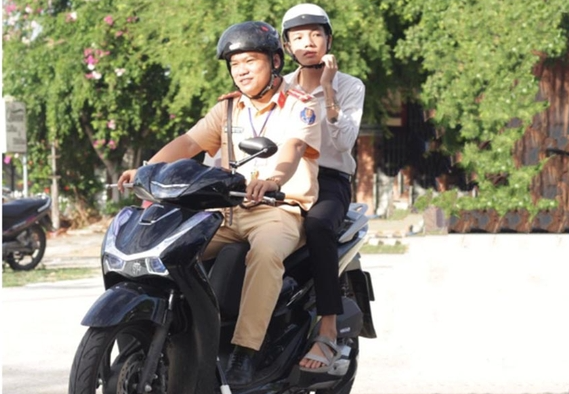 Đại úy Nguyễn Văn Tùng chở thí sinh tới điểm thi Đại úy Nguyễn Văn Tùng chở thí sinh tới điểm thi