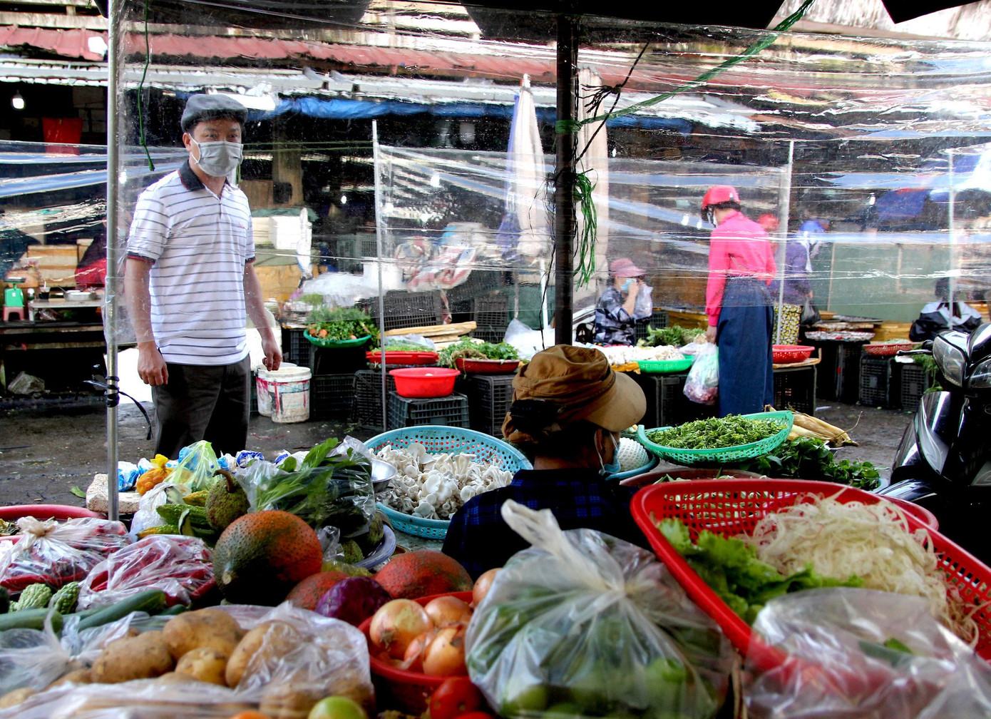 Trao đổi với PV Tiền Phong, ông đánh giá, lực lượng chức năng và bà con cơ bản chấp hành tốt việc phòng chống dịch theo Chỉ thị 16. Vị này lưu ý bà con cần yên tâm chống dịch, không hoang mang về thực phẩm, bởi hiện các mặt hàng thiết yếu của thành phố đủ để tự cung, tự cấp, đáp ứng đủ nhu cầu của người dân. Không những thế, thành phố đã chuẩn bị các phương để phân phối, lưu thông hàng hóa với các kênh đã liên kết. “Ngay chiều qua, khi UBND tỉnh ban hành công điện phòng chống dịch theo Chỉ thị 16, thành phố đã triển khai họp với các cấp trực thuộc để xem còn vướng mắc gì, rồi bàn giải pháp tháo gỡ. Trước đó thành phố cũng đã triển khai một lần chống dịch theo Chỉ thị 16 nên lần này công tác triển khai cũng nhuần nhuyễn hơn”, ông Quế chia sẻ.