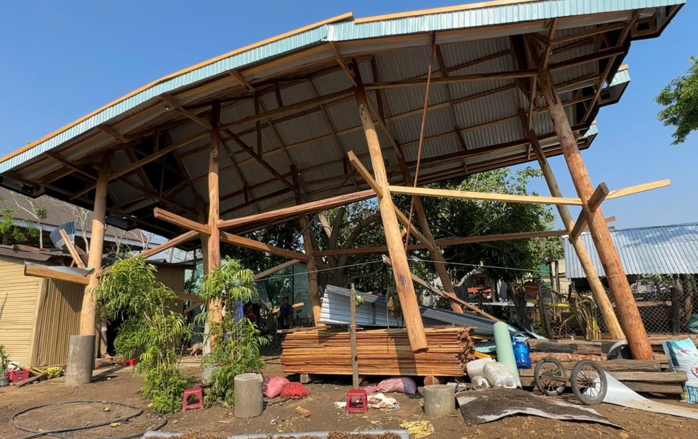 Một căn nhà bị gió mạnh thổi xiêu vẹo