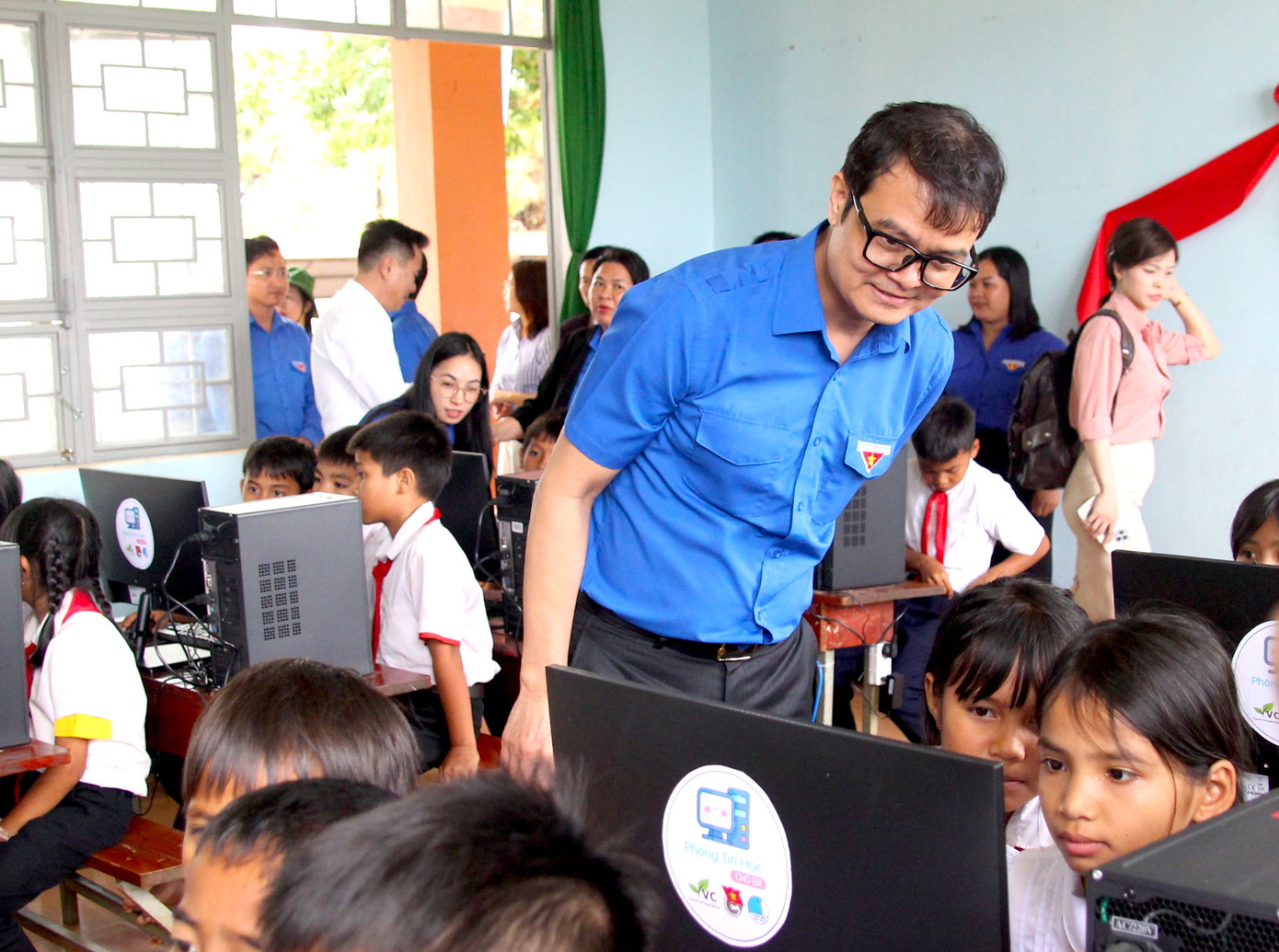 Anh Bùi Quang Huy xem các em nhỏ sử dụng máy tính Anh Bùi Quang Huy xem các em nhỏ sử dụng máy tính