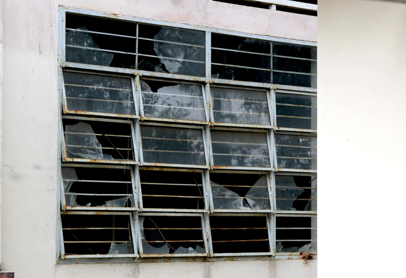 Do không được quản lý, bảo vệ nên rất nhiều cửa kính bị đập vỡ.