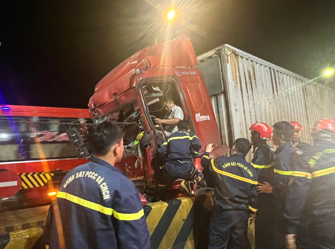 Tài xế thời điểm bị mắc kẹt. Tài xế thời điểm bị mắc kẹt.