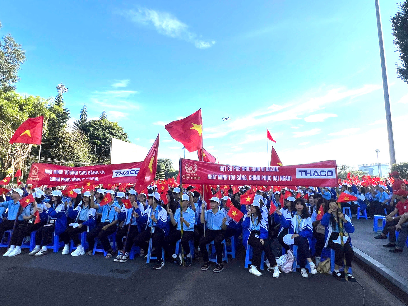 Bạn bè của Nguyễn Quốc Nhật Minh đến cổ vũ cho chàng trai "phố núi"