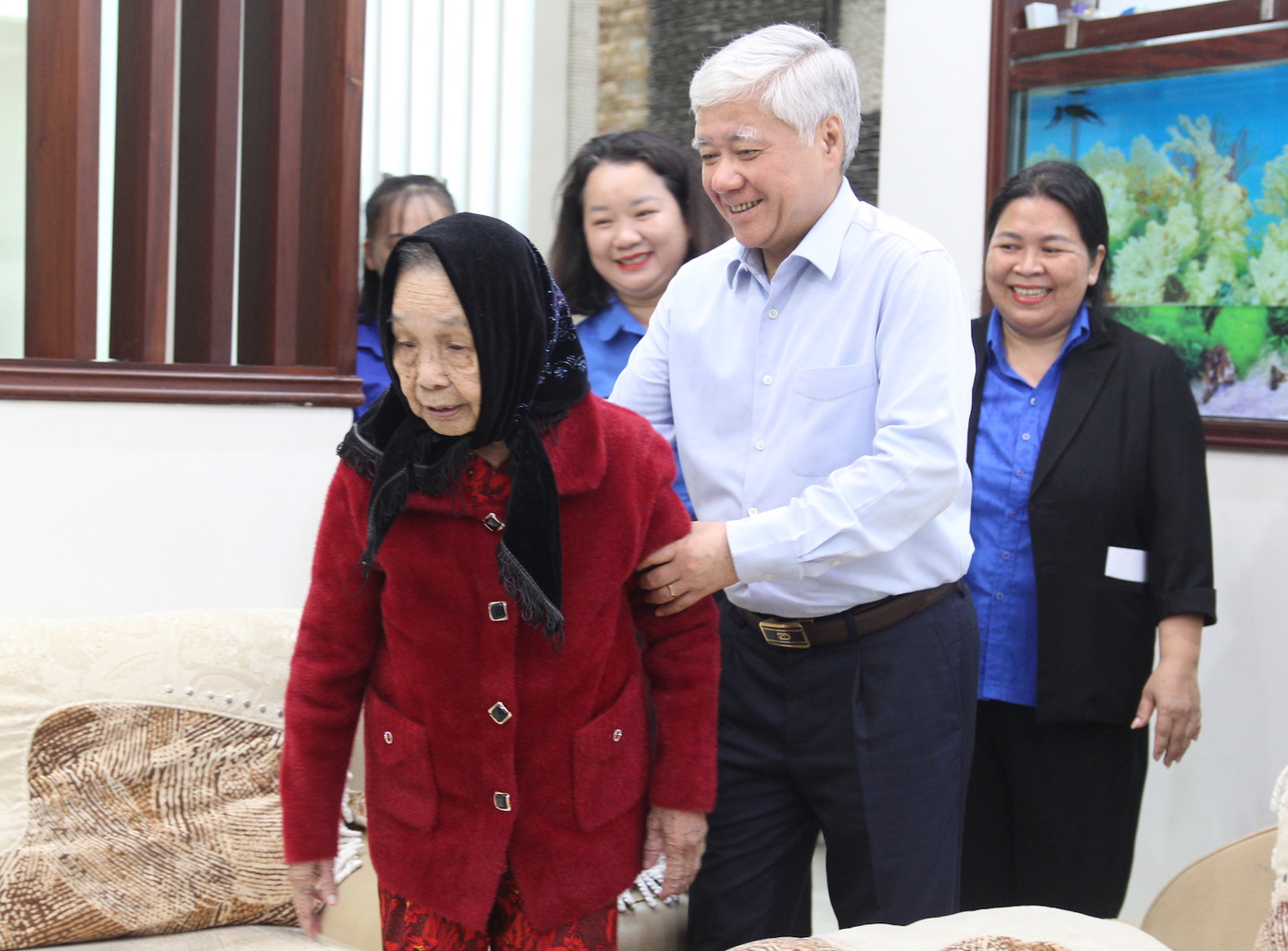 Chủ tịch Uỷ ban T.Ư Mặt trận Tổ quốc Việt Nam Đỗ Văn Chiến và Mẹ Việt Nam anh hùng Lê Thị Thọ