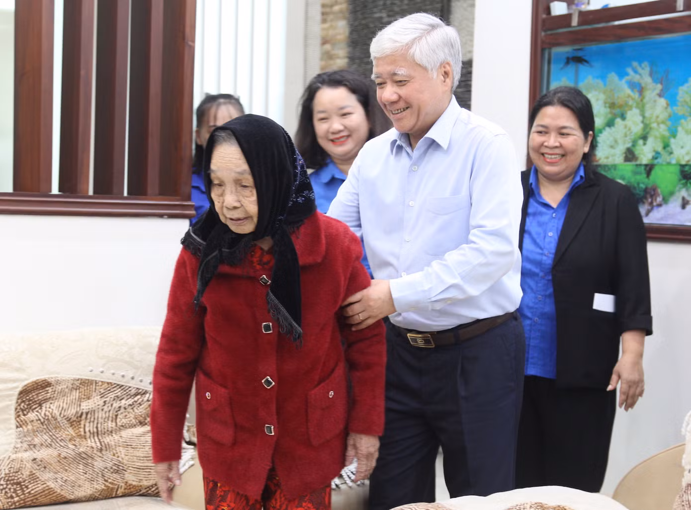 Chủ tịch Uỷ ban T.Ư Mặt trận Tổ quốc Việt Nam Đỗ Văn Chiến và Mẹ Việt Nam anh hùng Lê Thị Thọ