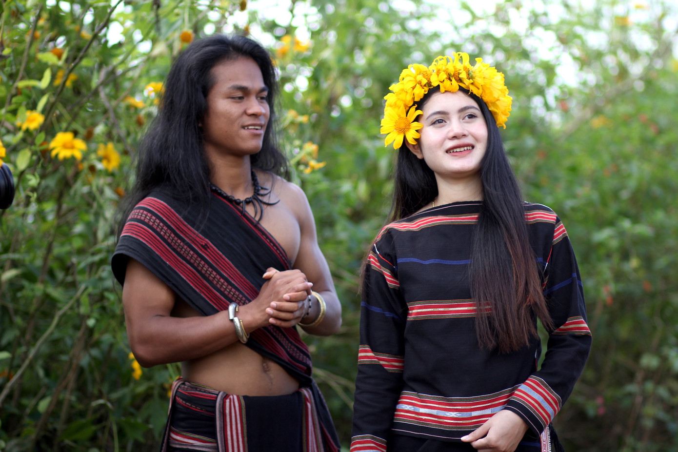 Kế bên cô gái xinh đẹp là chàng trai Rcombus (22 tuổi, trú làng 50, TP.Pleiku) với nhiều tài năng về ca hát, chơi được nhiều loại nhạc cụ dân tộc. Mùa này sắc hoa ở Gia Lai đua nở cũng là thời điểm hẹn hò, kết duyên của đôi lứa.