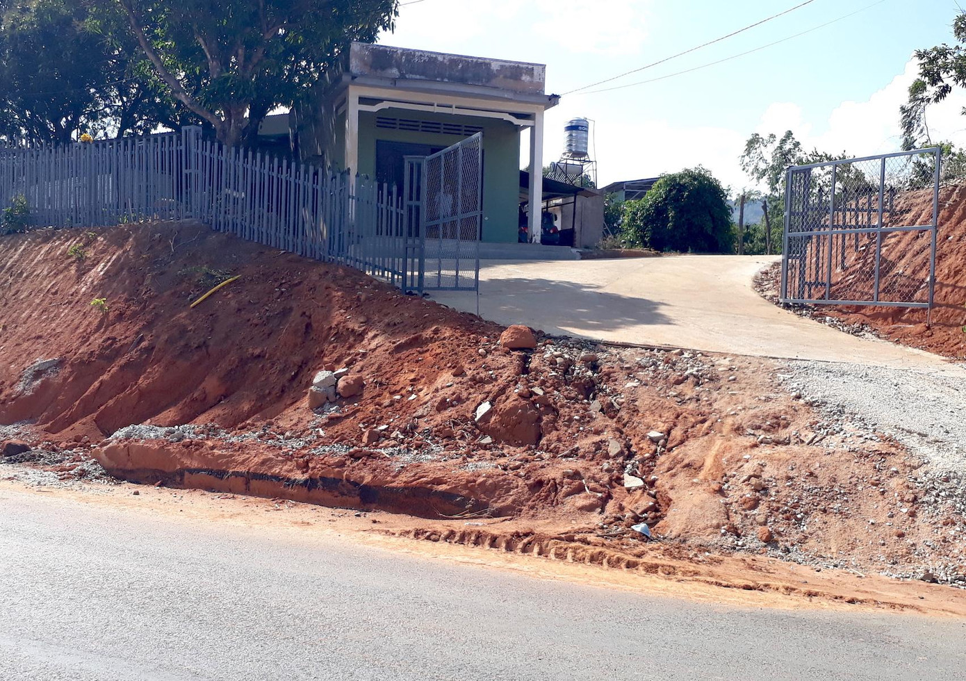 Không chỉ bụi bặm, những con dốc nguy hiểm xuất hiện khi thi công Quốc lộ 24 khiến người dân xã Tân Lập lo lắng Không chỉ bụi bặm, những con dốc nguy hiểm xuất hiện khi thi công Quốc lộ 24 khiến người dân xã Tân Lập lo lắng