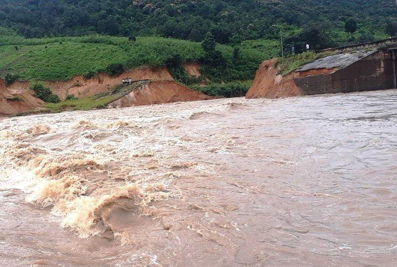 Tại huyện Kon Rẫy (Kon Tum) mưa lũ làm mực nước tăng nhanh gây thiệt hại hoa màu, cầu cống. Như trên Quốc lộ 24, một ngầm tràn qua suối ở xã Đăk Tờ Re (huyện Kon Rẫy) bị ngập khoảng 20cm.