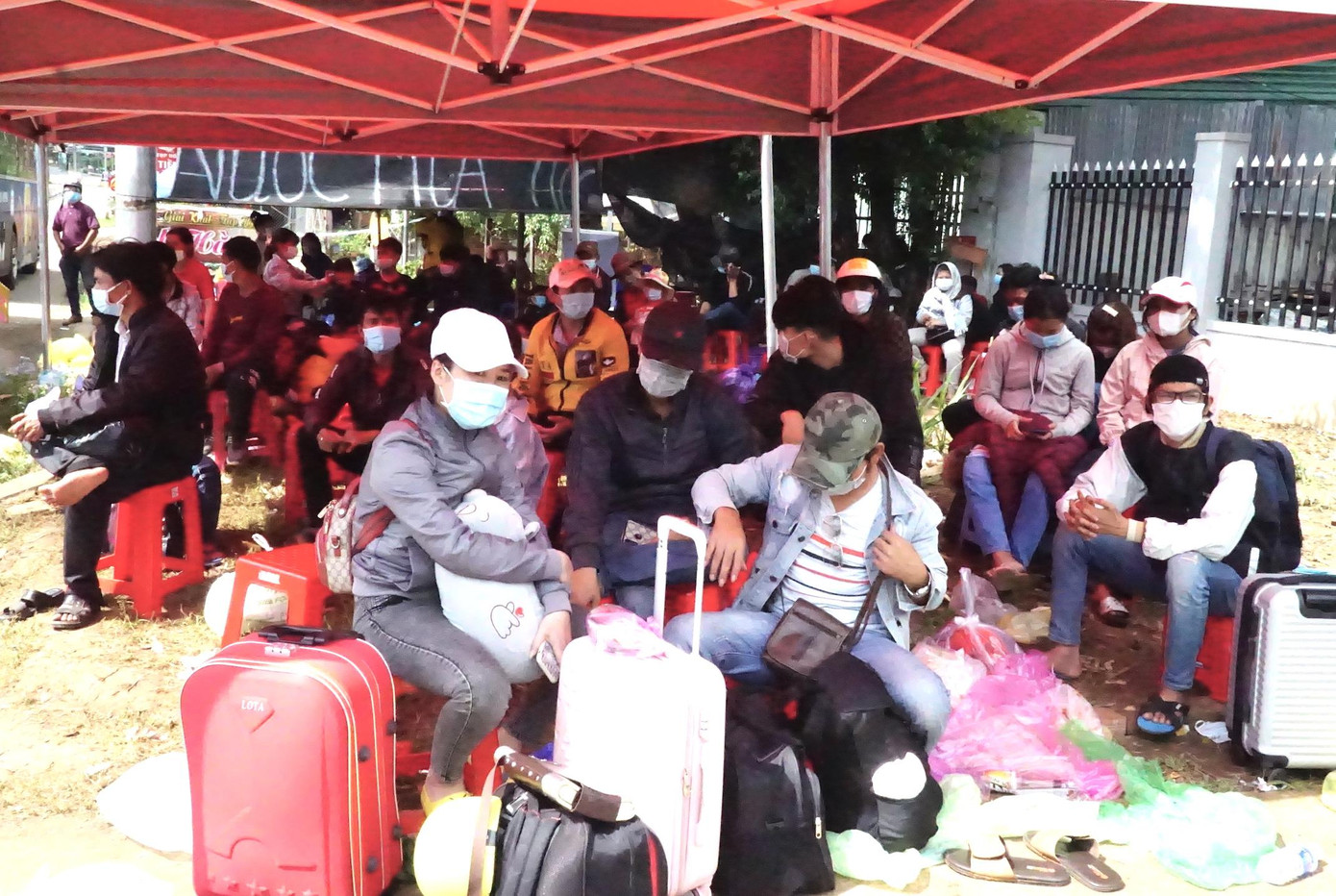 Người dân đợi kiểm tra dịch ở chốt kiểm dịch COVID-19 cầu 110. Khi đủ khoảng 300 người sẽ được Cảnh sát giao thông tỉnh Gia Lai dẫn đường về quê