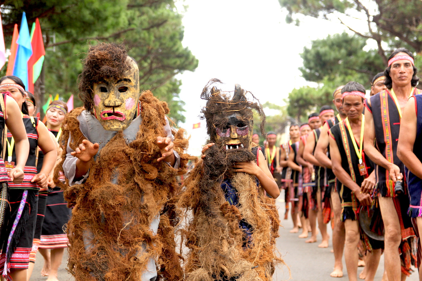 Đoàn nghệ nhân của huyện Chư Păh, Gia Lai với những chiếc mặt nạ đầy màu sắc.