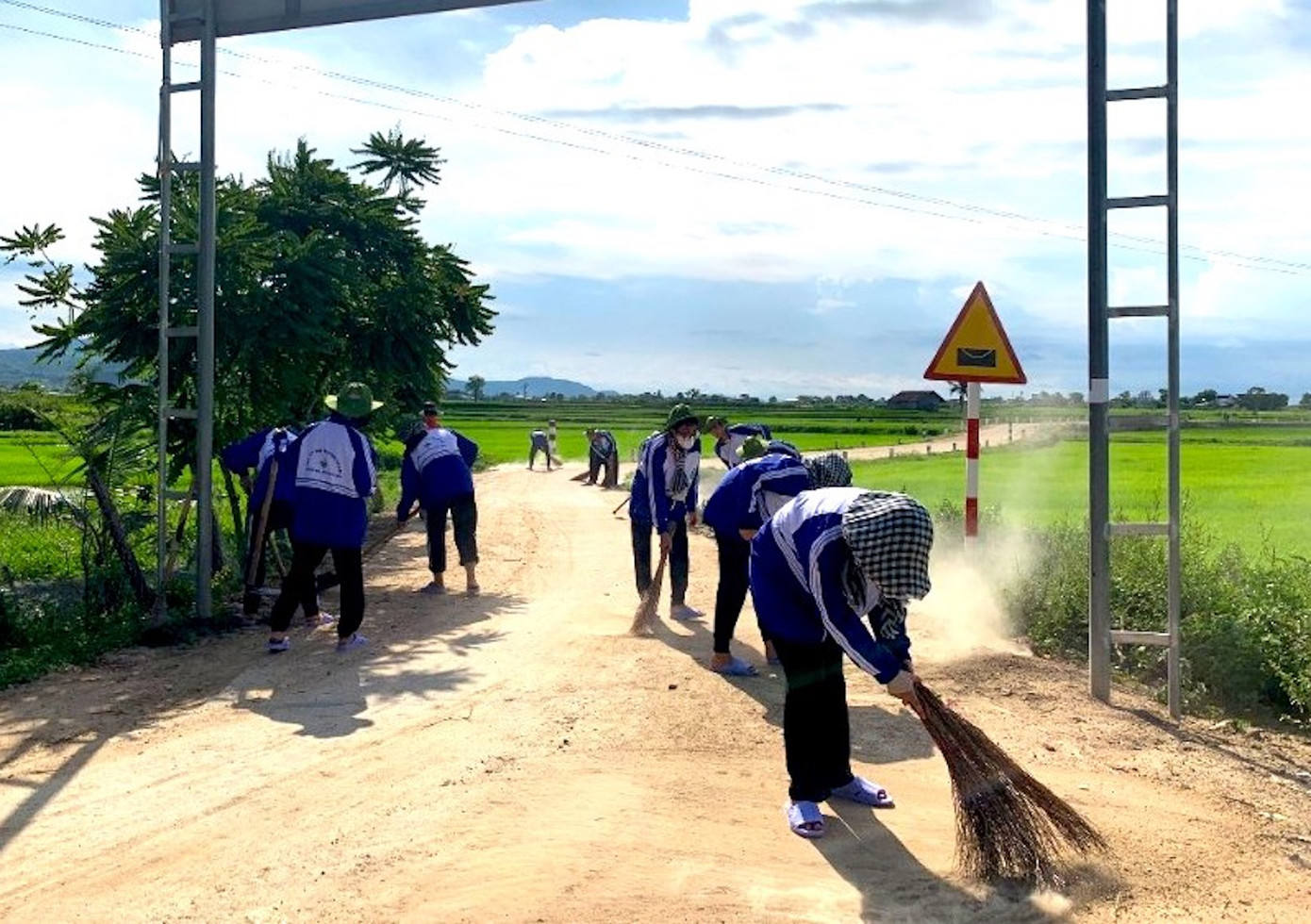 Các bạn trẻ quét dọn đường làng Các bạn trẻ quét dọn đường làng