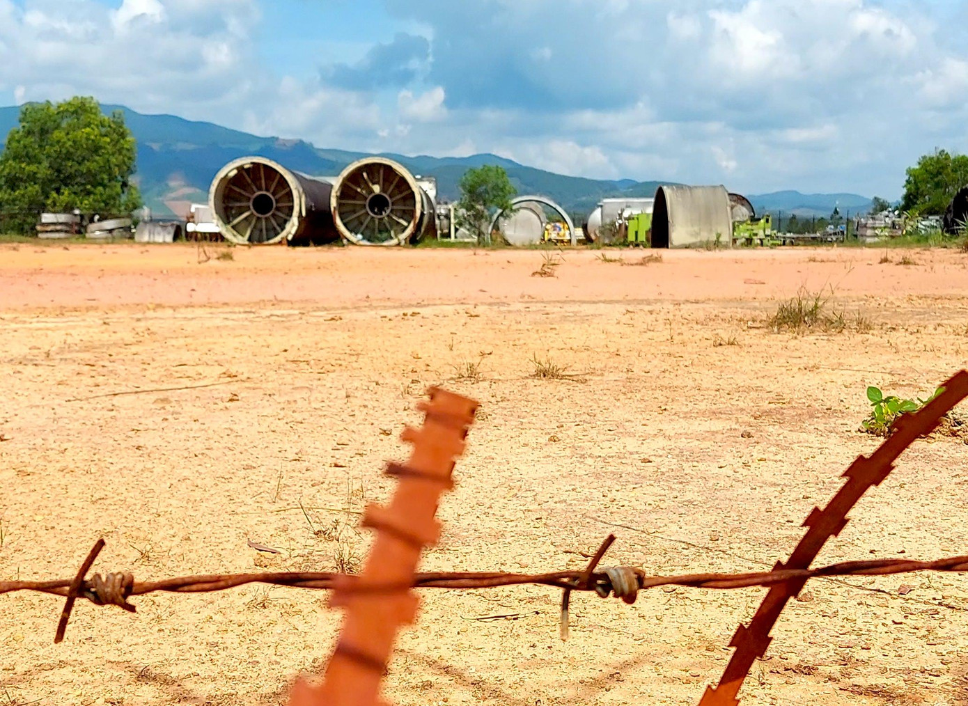 Dự án Nhà máy bột giấy và giấy Tân Mai Tây Nguyên (thị trấn Đăk Tô, huyện Đăk Tô, Kon Tum) hơn 1.300 tỷ đồng được khởi công năm 2009 nhưng đến nay vẫn chỉ là các khu nhà trên khu đất trống