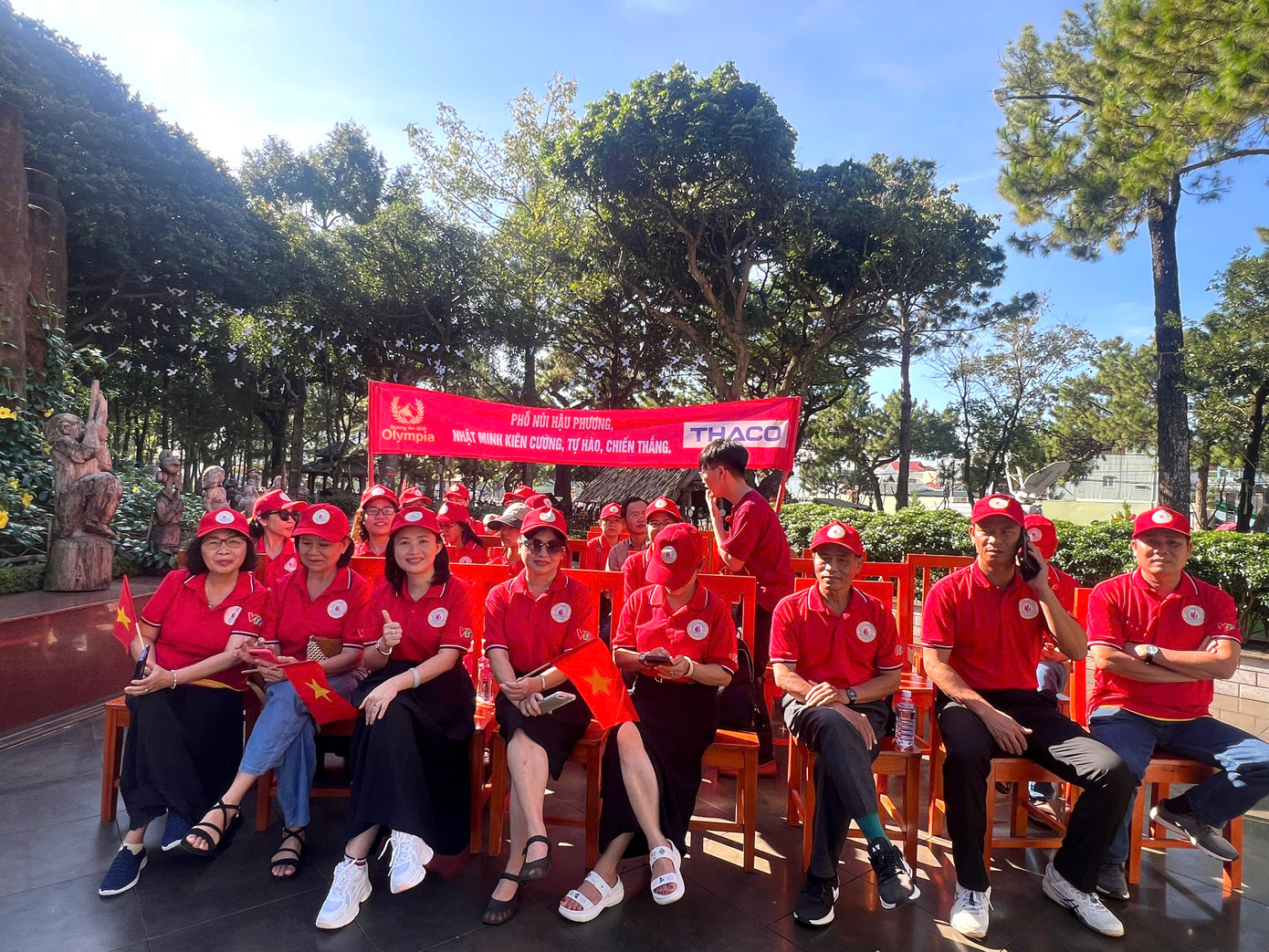 Các thầy cô giáo đến cổ vũ cho Nguyễn Quốc Nhật Minh (Trường THPT chuyên Hùng Vương, tỉnh Gia Lai)