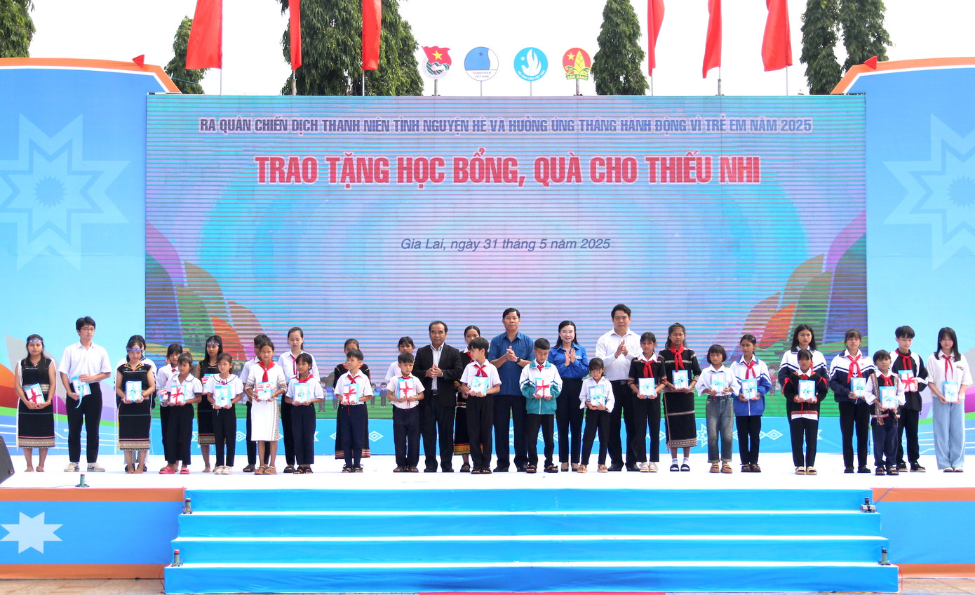 Tại chương trình, nhiều phần quà ý nghĩa được trao cho người dân, học sinh trên địa bàn tỉnh miền núi Gia Lai.