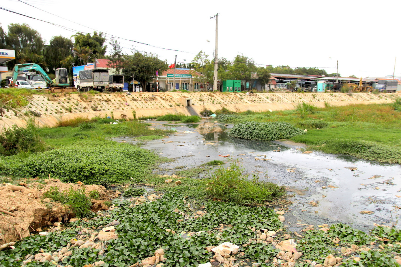 Nước ngả màu đen xì cùng rác thải lâu ngày