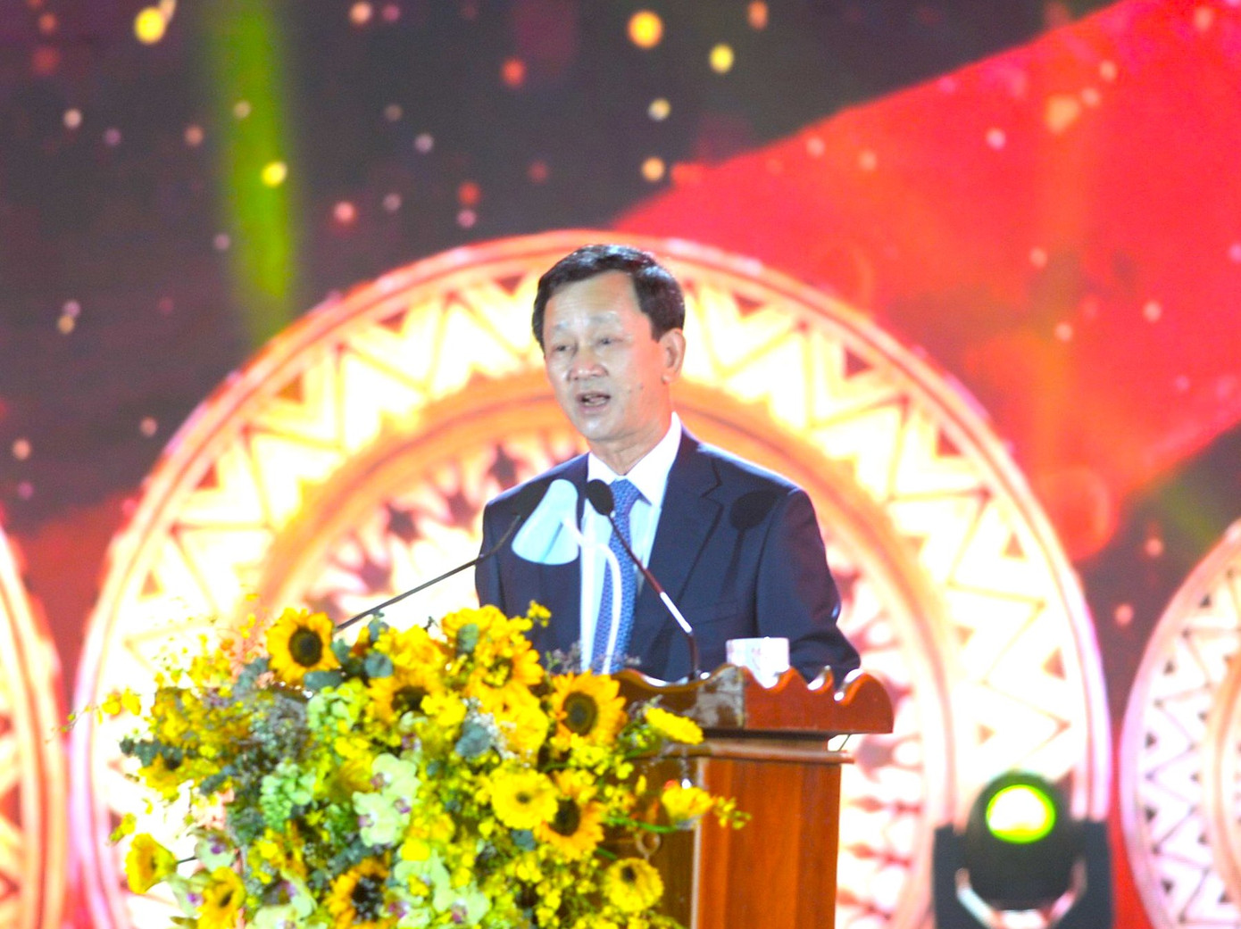 Bí thư Tỉnh ủy Kon Tum Dương Văn Trang đọc diễn văn tại Lễ Kỷ niệm.